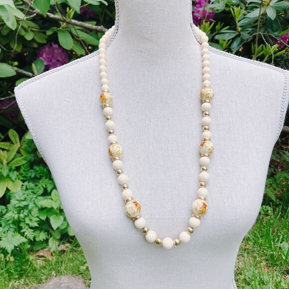 VTG Mid Century Japan Cream Floral Beaded Necklace Gold Tone Spacers 50s Lucite - Picture 13 of 14